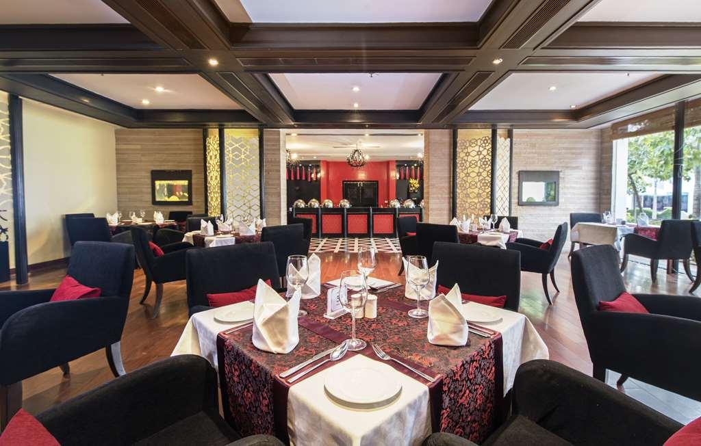 Radisson Blu Udaipur Palace Resort & Spa Ресторан фото